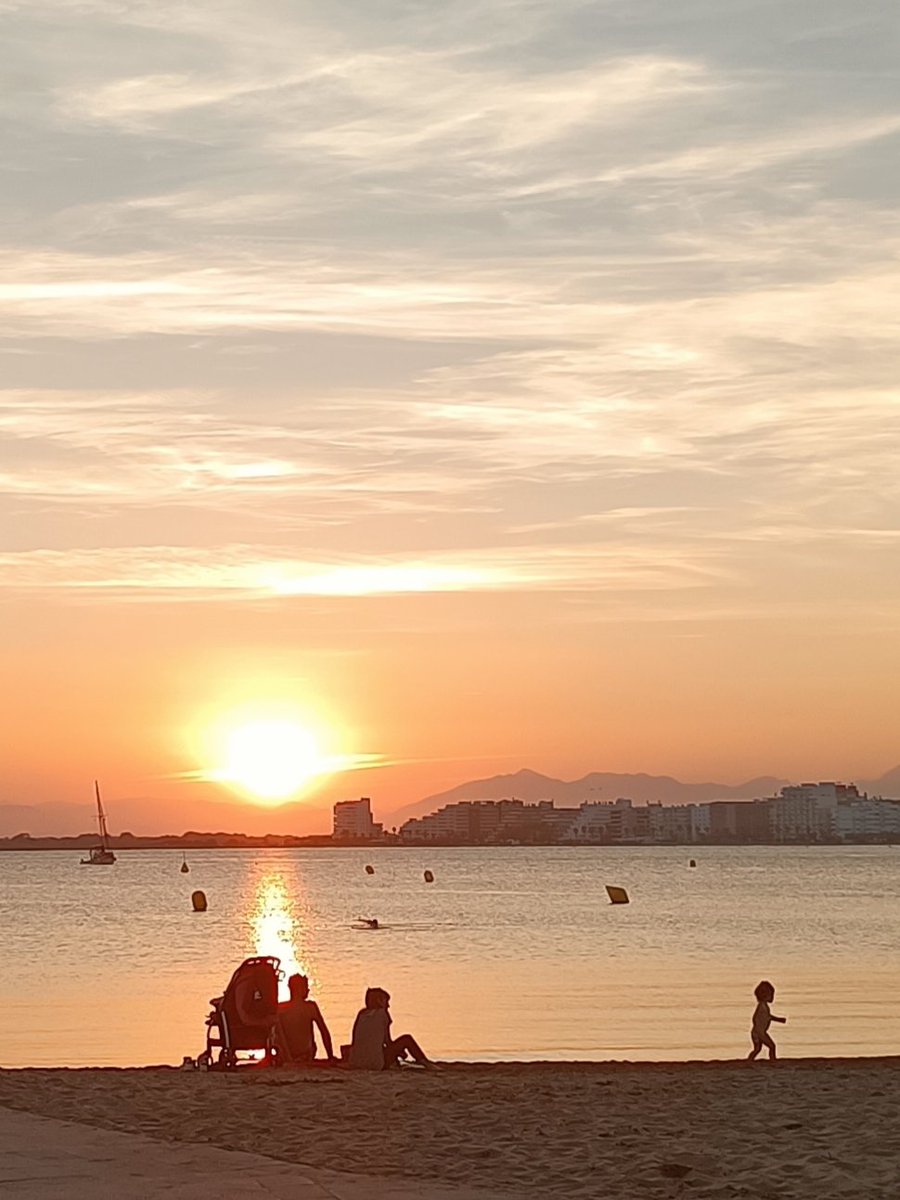 Office_Hill's tweet photo. 久しぶりに休みの日が取れて海に来ています。 https://t.co/XYnJLcioKw