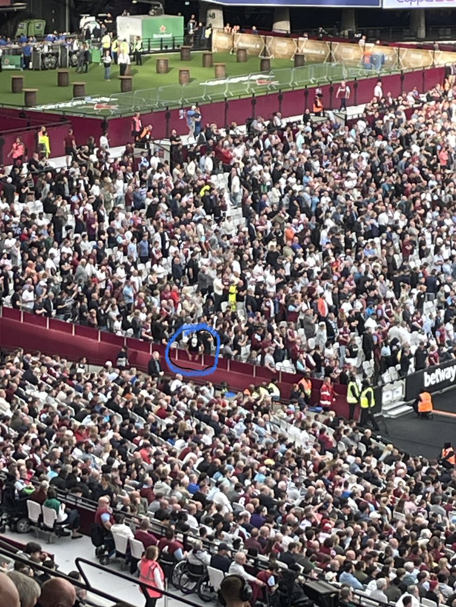 brianhnichols's tweet photo. This man slapped that board all game yesterday his hands must be killing today !!! Well done sir ⚒ https://t.co/iItZq9KfrJ