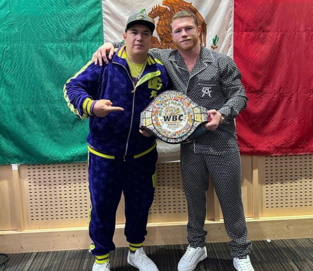 Orgulloso @canelo con <a href="/CANELOTEAM/">EDDY REYNOSO</a> con el cinturón que es resultado de los atéstanos de Puebla, con las tecnicas ancestrales que los mexicanos mantenemos con orgullo. Gran campeón gran Mánager y que orgullo para #Mexico y el mundo ! <a href="/WBCBoxing/">World Boxing Council</a>