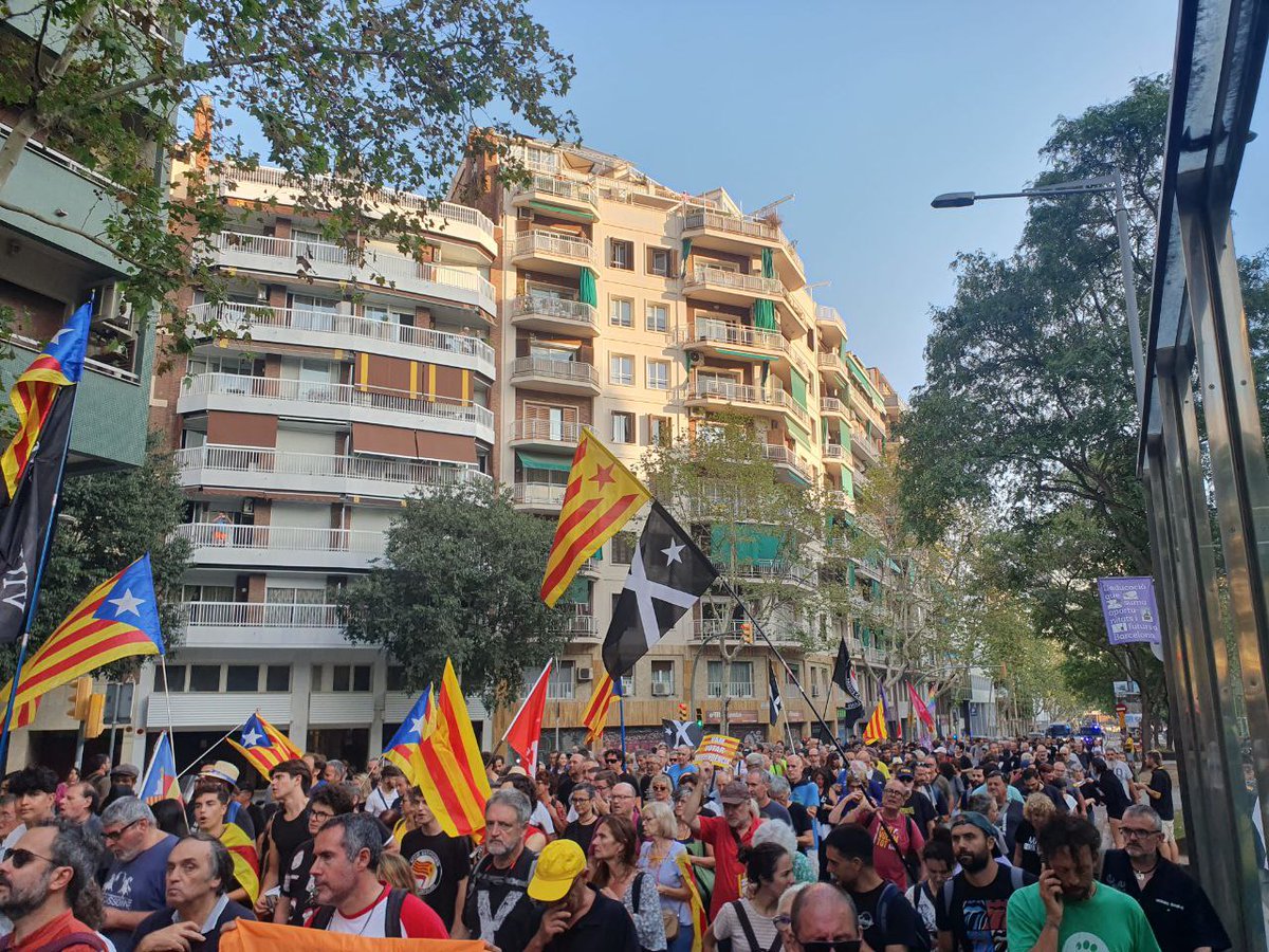 Contrac_Mad's tweet photo. 🔴 Lxs compas de @Contrac_Cat en la manifestación convocada por @CDRCatOficial contra una amnistía parcial pactada por arriba y por la: 

🅰️mnistía TOTAL para todxs lxs luchadores,
©️ontra los represores,
🅰️utodeterminación ya y 
🅱️orbones fuera https://t.co/KPiN78bi6y