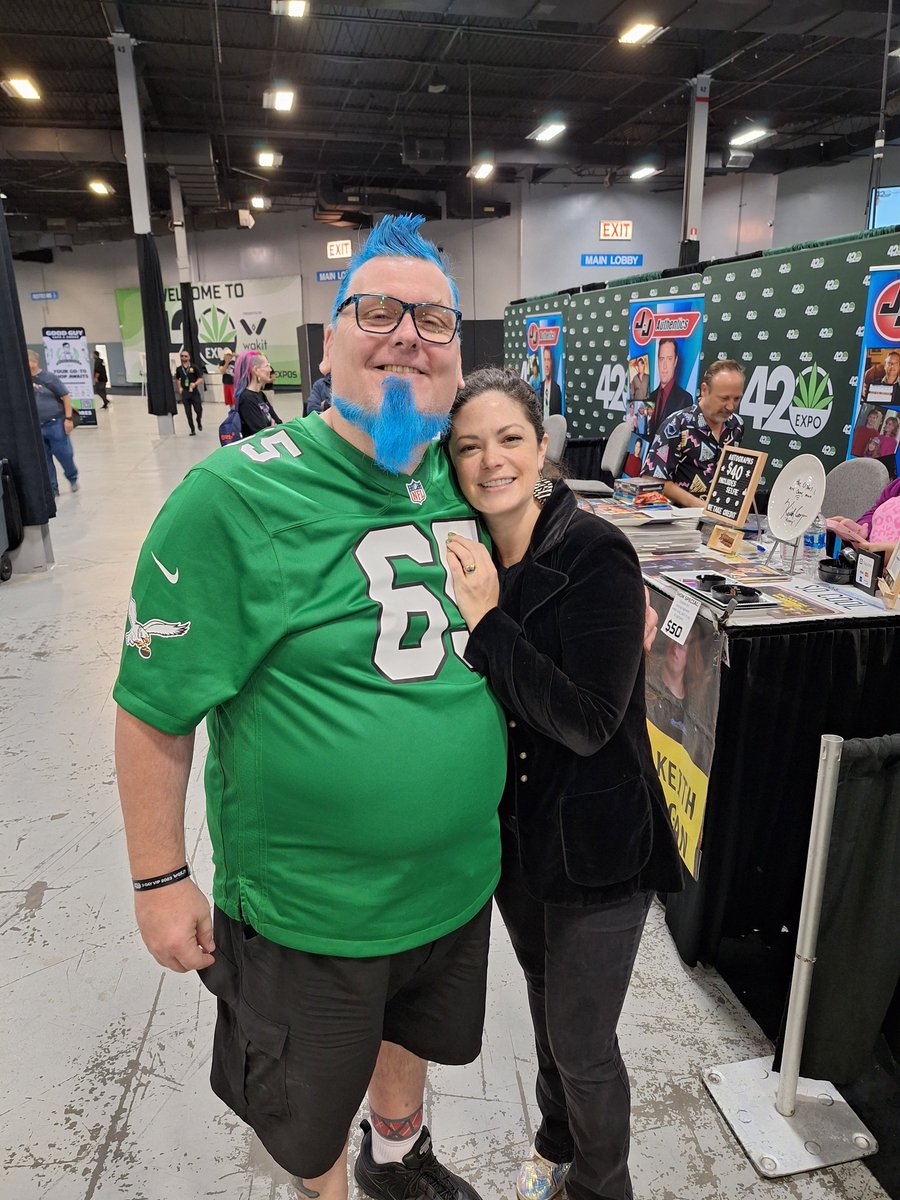 BlueMeanieBWO's tweet photo. Football Sunday at the #420expo with a Little Giant in @shawnawaldron!
@the420expos https://t.co/GNBZkg7ROJ