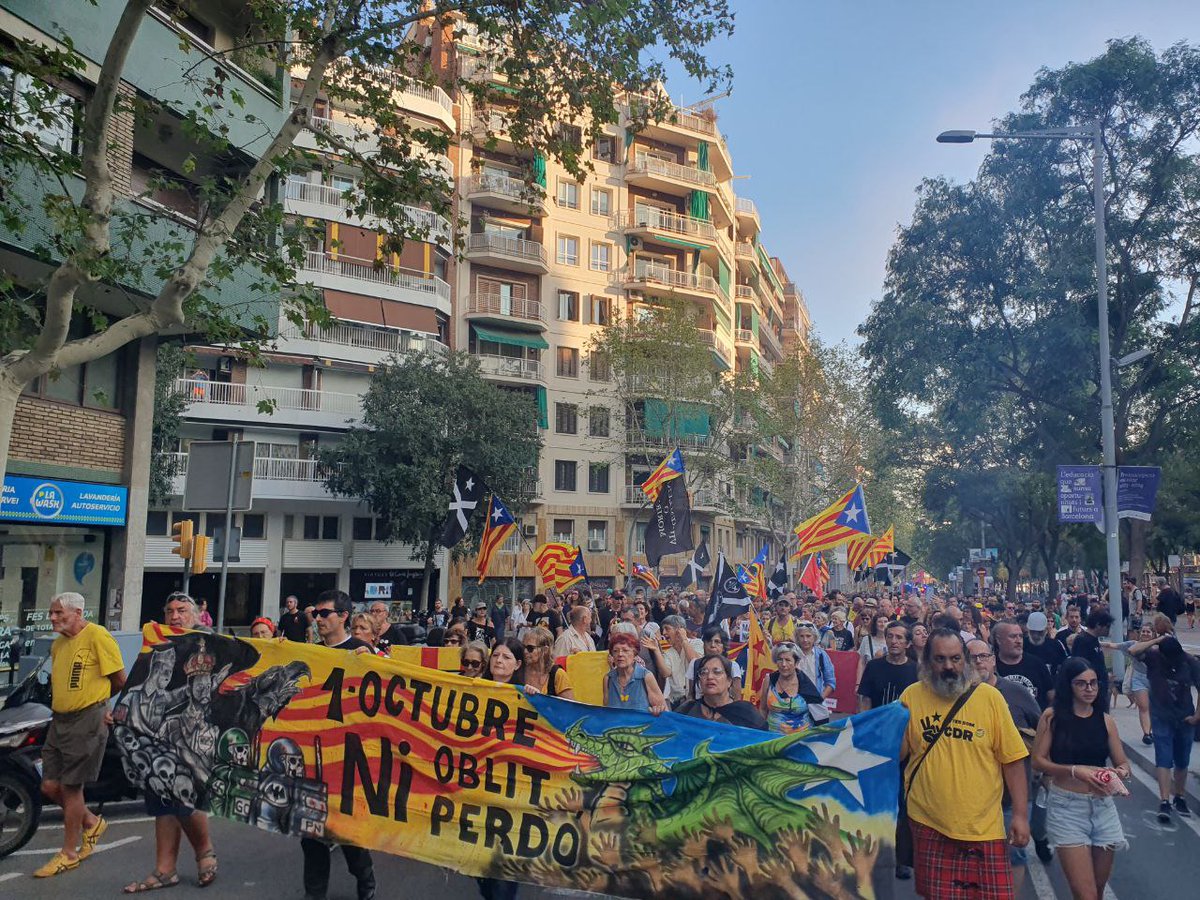 Contrac_Mad's tweet photo. 🔴 Lxs compas de @Contrac_Cat en la manifestación convocada por @CDRCatOficial contra una amnistía parcial pactada por arriba y por la: 

🅰️mnistía TOTAL para todxs lxs luchadores,
©️ontra los represores,
🅰️utodeterminación ya y 
🅱️orbones fuera https://t.co/KPiN78bi6y