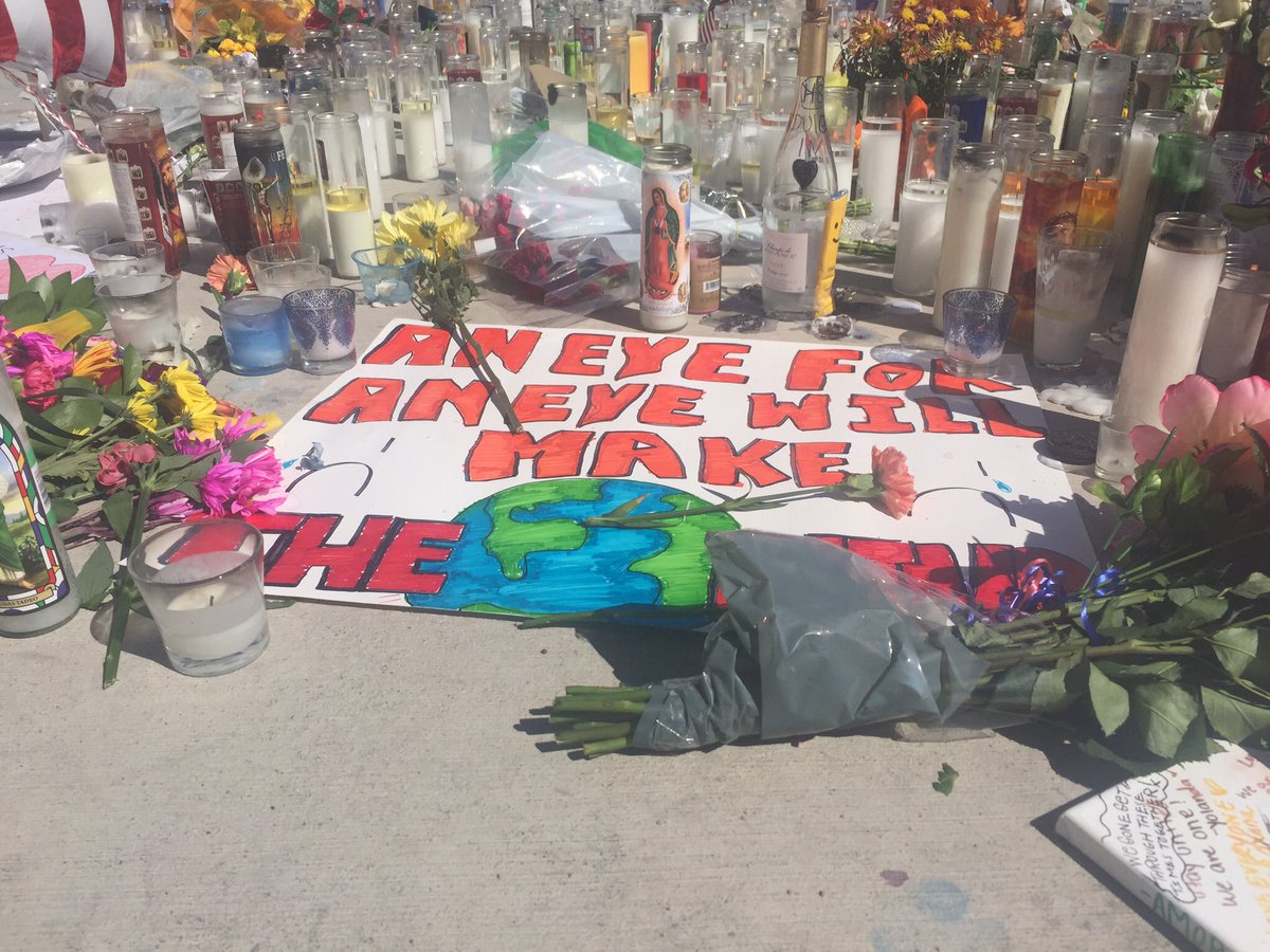 News3LV's tweet photo. Still hurts. Still strong. #OneOctober #VegasStrong https://t.co/ZnhuVVTWK3