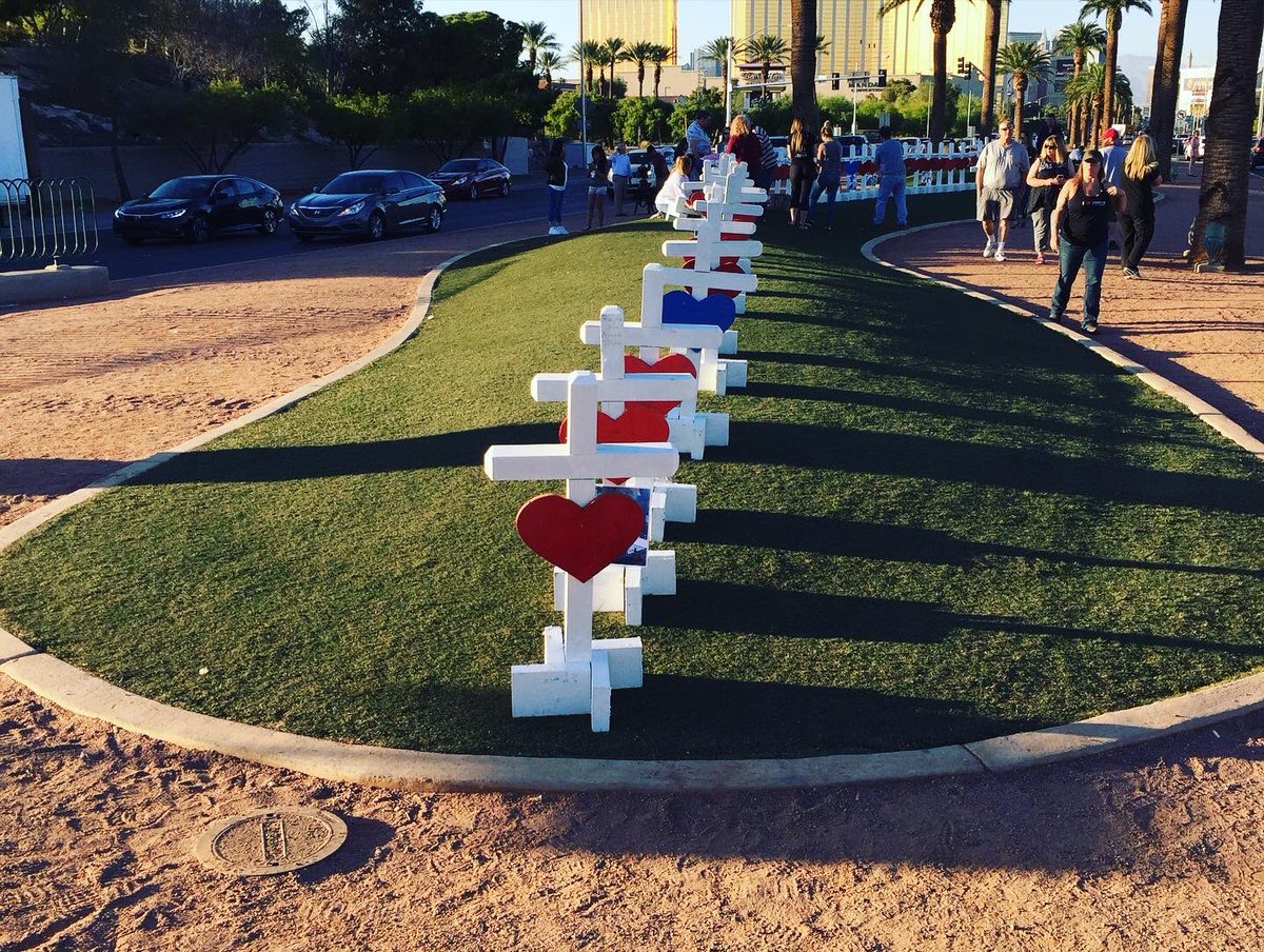 News3LV's tweet photo. Still hurts. Still strong. #OneOctober #VegasStrong https://t.co/ZnhuVVTWK3