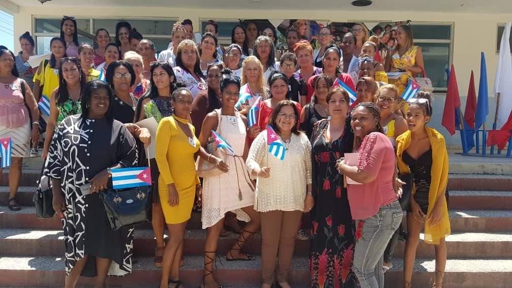 FMC_Cuba's tweet photo. La unidad de una nación depende en gran medida del esfuerzo conjunto donde las mujeres son, sin dudas, fuerza decisiva. En #Cuba somos miles defendiendo la Revolución. 

#MujeresEnRevolución #UnidosXCuba https://t.co/ibOgWif7TN