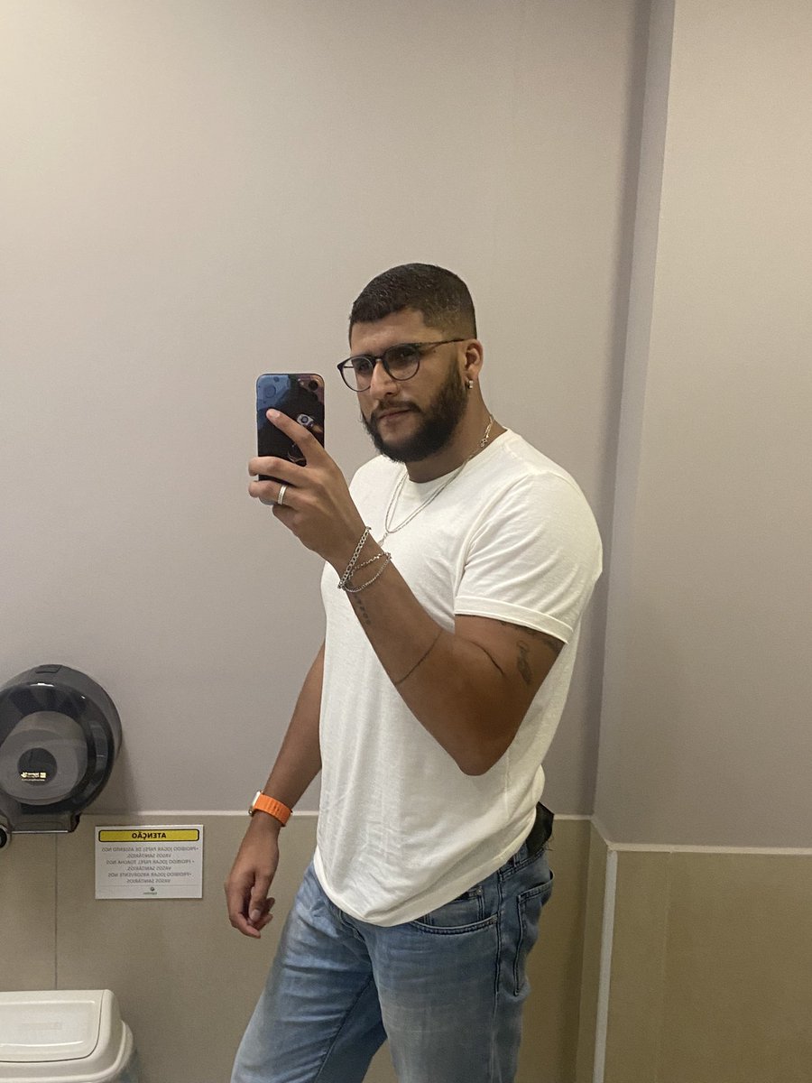 _xramos's tweet photo. Se testem!

É sigiloso, rápido e gratuito pelo SUS.

Sempre tive na minha cabeça que eu não tinha me relacionado com ninguém vivendo com HIV, porque no meu imaginário o PVHA tinha aparência de uma pessoa magra e debilitada.

Essa negligência com minha saúde me custou 4 meses internado, neurotoxoplasmose, sarcoma di kaposi, e consequentemente perda de dos movimentos do corpo todo (recuperados 1 ano e meio depois, mas com sequela motora na perna esquerda), estrabismo (melhorado com acupuntura), perda moderada da audição do lado direito e a perda da visão do lado direito.

Hoje tô bem e forte, mas estar bem, custou anos da minha vida, lutando pra me recuperar e lutando/fortalecendo meu psicológico, que cai.. e como cai..

O SUS fornece a PrEP, PEP, gel lubrificante, preservativo e a testagem, tudo gratuitamente! Não deixem de se prevenir ❤️‍🩹