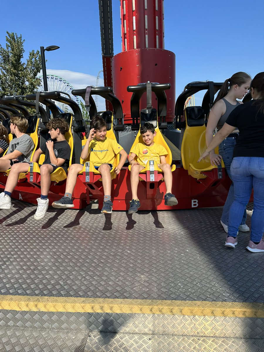 max_ranger's tweet image. Sommes à la Ronde. C’est vide! Aucune attente, jamais vu cela débile. Les boyz adorent le Titan….