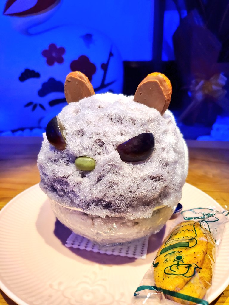 rio3705's tweet photo. #ジキルとハイドのくまさん
ハロウィンモードに移行中の怪し～い店内ฅ✧
2種のハロウィン氷から選べる1杯
ブドウカルピスと淡ミベース
イタズラしないようにお菓子も付いてきた(❁´◡`❁) https://t.co/5jUIgiLRdA