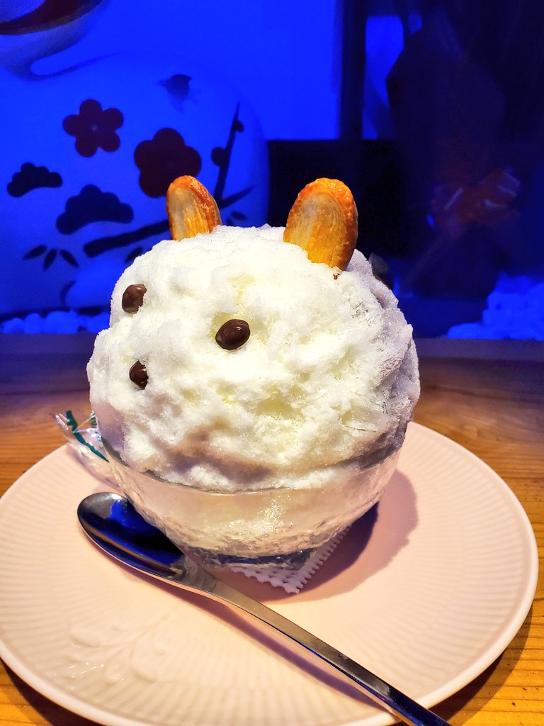 rio3705's tweet photo. #ジキルとハイドのくまさん
ハロウィンモードに移行中の怪し～い店内ฅ✧
2種のハロウィン氷から選べる1杯
ブドウカルピスと淡ミベース
イタズラしないようにお菓子も付いてきた(❁´◡`❁) https://t.co/5jUIgiLRdA