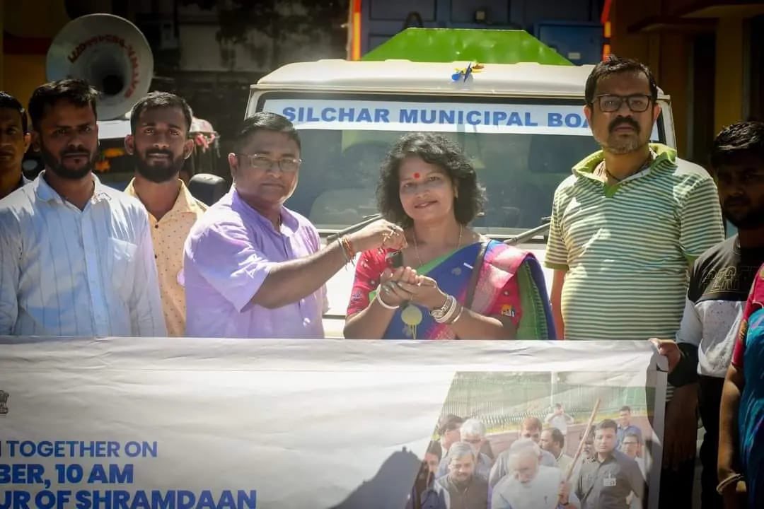 Dipayan_Silchar's tweet photo. Proud to hand over the keys of a new Mahindra Bolero Camper to Nilambori SHG group President. A step towards a cleaner Silchar. Silchar Municipal Board acquired 25 Bolero Campers &amp; 17 Magik Trucks for efficient garbage collection, supporting local efforts to keep our city clean! https://t.co/spEYqy0aAI
