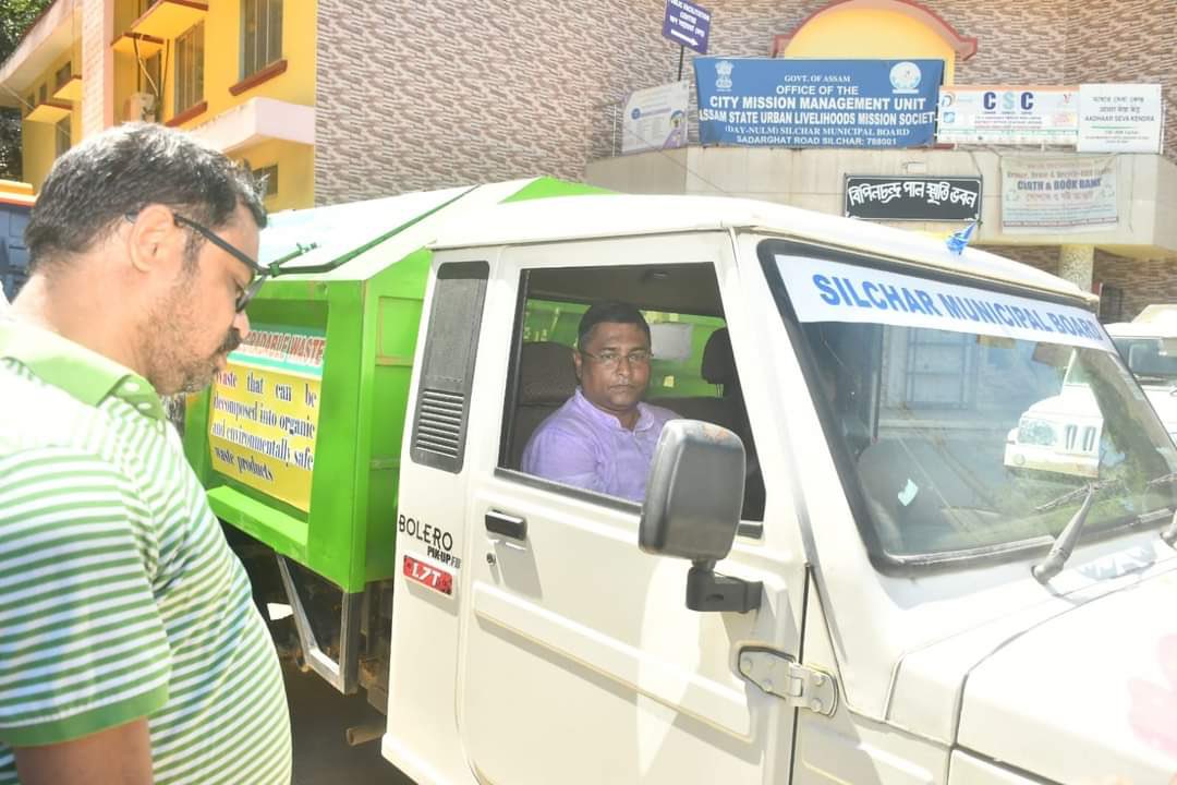 Dipayan_Silchar's tweet photo. Proud to hand over the keys of a new Mahindra Bolero Camper to Nilambori SHG group President. A step towards a cleaner Silchar. Silchar Municipal Board acquired 25 Bolero Campers &amp; 17 Magik Trucks for efficient garbage collection, supporting local efforts to keep our city clean! https://t.co/spEYqy0aAI