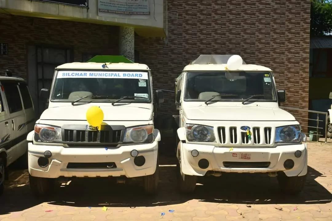 Dipayan_Silchar's tweet photo. Proud to hand over the keys of a new Mahindra Bolero Camper to Nilambori SHG group President. A step towards a cleaner Silchar. Silchar Municipal Board acquired 25 Bolero Campers &amp; 17 Magik Trucks for efficient garbage collection, supporting local efforts to keep our city clean! https://t.co/spEYqy0aAI