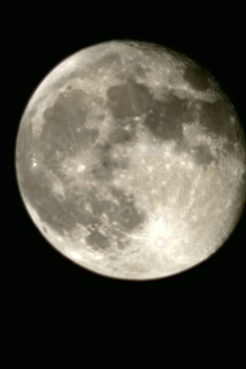 queeniemoe's tweet photo. The moon last night https://t.co/QcaYOC4Mvb