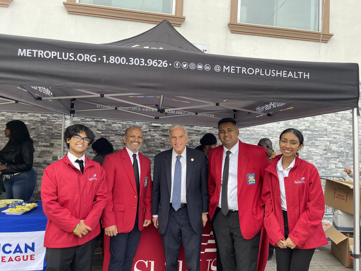 edisonskillsusa's tweet photo. Thank you Assemblyman David Weprin @DavidWeprin for allowing us to collaborate with you on your back-to-school distribution. With the support of YOU: our alumni, students, family, friends, and partners Edison @nyc_skillsusa collected $3500 in supplies to distribute. Thank you! https://t.co/iuEGVnyktT