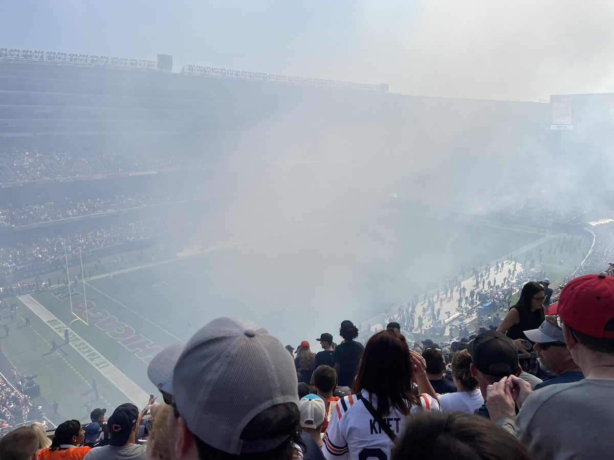 BearsGirl4Life's tweet photo. Yo @ChicagoBears the fireworks are giving us in the 400’s smoke inhalation https://t.co/0OwzzkCN7C