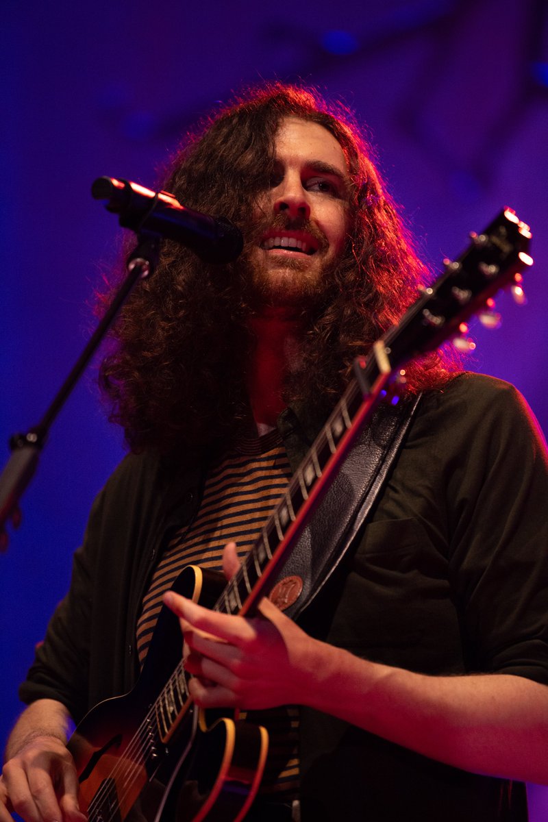 Hozier's tweet image. Philadelphia! So much fun making that noise with you. Thank you for joining the wonderful @madicunningham and I at the @MannCenter on Friday night 🖤

📸 @ruthlessimagery