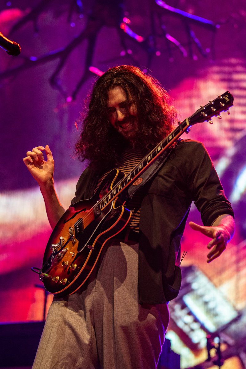 Hozier's tweet image. Philadelphia! So much fun making that noise with you. Thank you for joining the wonderful @madicunningham and I at the @MannCenter on Friday night 🖤

📸 @ruthlessimagery