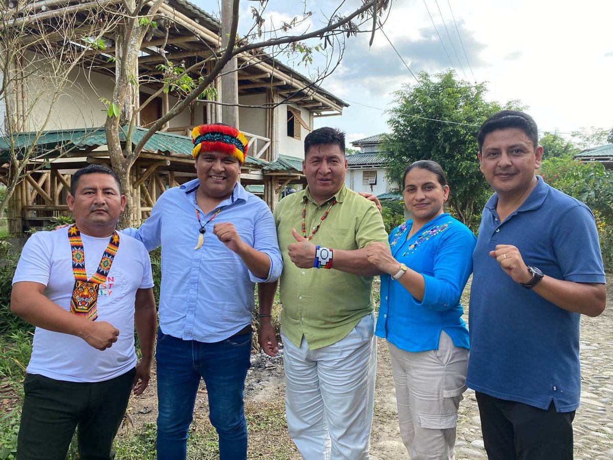 Siempre en unidad como Pueblos y Nacionalidades Indígenas. Participando del aniversario de la Comunidad del Milenio Ai Cofán Dureno en memoria del líder indígena Eduardo Mendua, junto a José Esach, presidente de la CONFENIAE y su directorio.