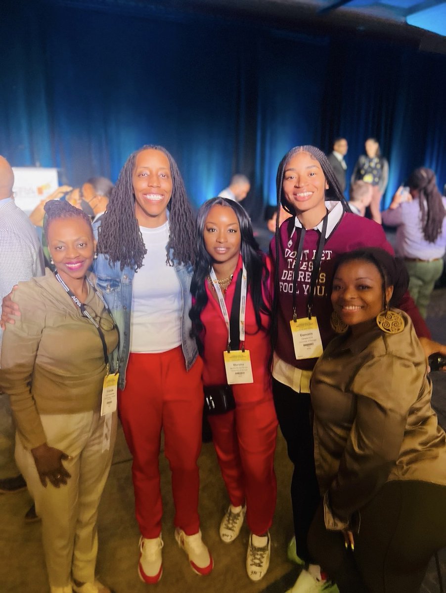 When your professor @BLoveSoulPower fills your heart with so much joy and reminds you everyday of the power you have to heal children in our schools…I am forever grateful…@msdunn_says @RuizSealey @jaminque #PunishedForDreaming