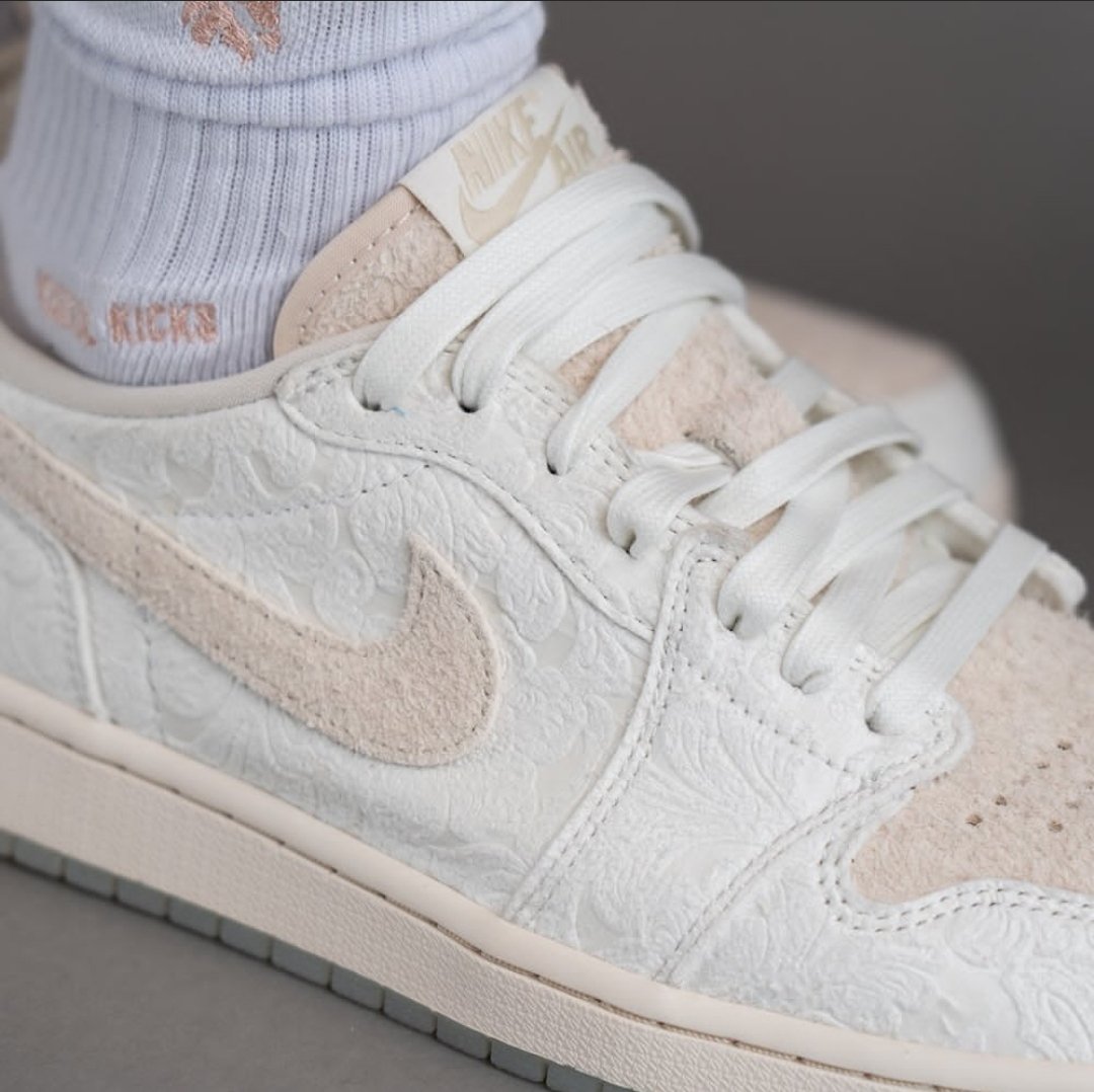 On Foot Look Of The Chris Paul x Air Jordan 1 Low OG “Give Them Flowers” 💐

- Releasing Oct. 24th 🗓