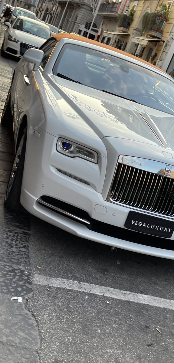#RollsRoyce Dawn 6.6 W12 #luxury #luxurycars #madeinengland #britishstyle #topcars #Frattamaggiore
