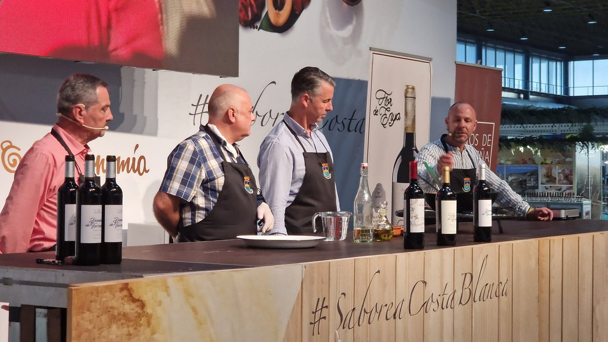 costablancaorg's tweet image. Último turno de cocina de hoy en #AlicanteGastronómica. Viajamos a #Algueña para degustar la 'Gachamiga algueñera' con maridaje 🍷  de Dominio de Torreviñas de la bodega Vinos de Alguenya y la Ruta del Vino de Alicante 🧑‍🍳🥘
📽 Puedes seguir el directo aquí bit.ly/SaboraDomingo