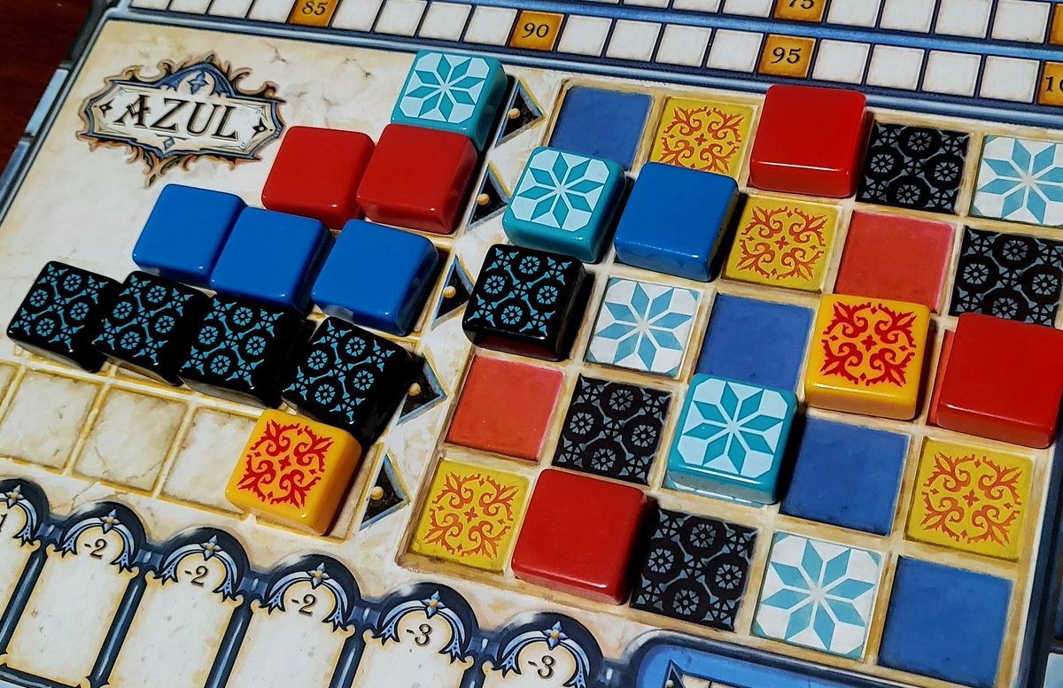 IrhienG's tweet image. Partida a #Azul de @Asmodee_es
Hoy nos apetecía juego #abstracto. 
¿Alguna recomendación de juegos de este tipo?
#juegosdemesa #juegos #boardgames #familia #irhiengames