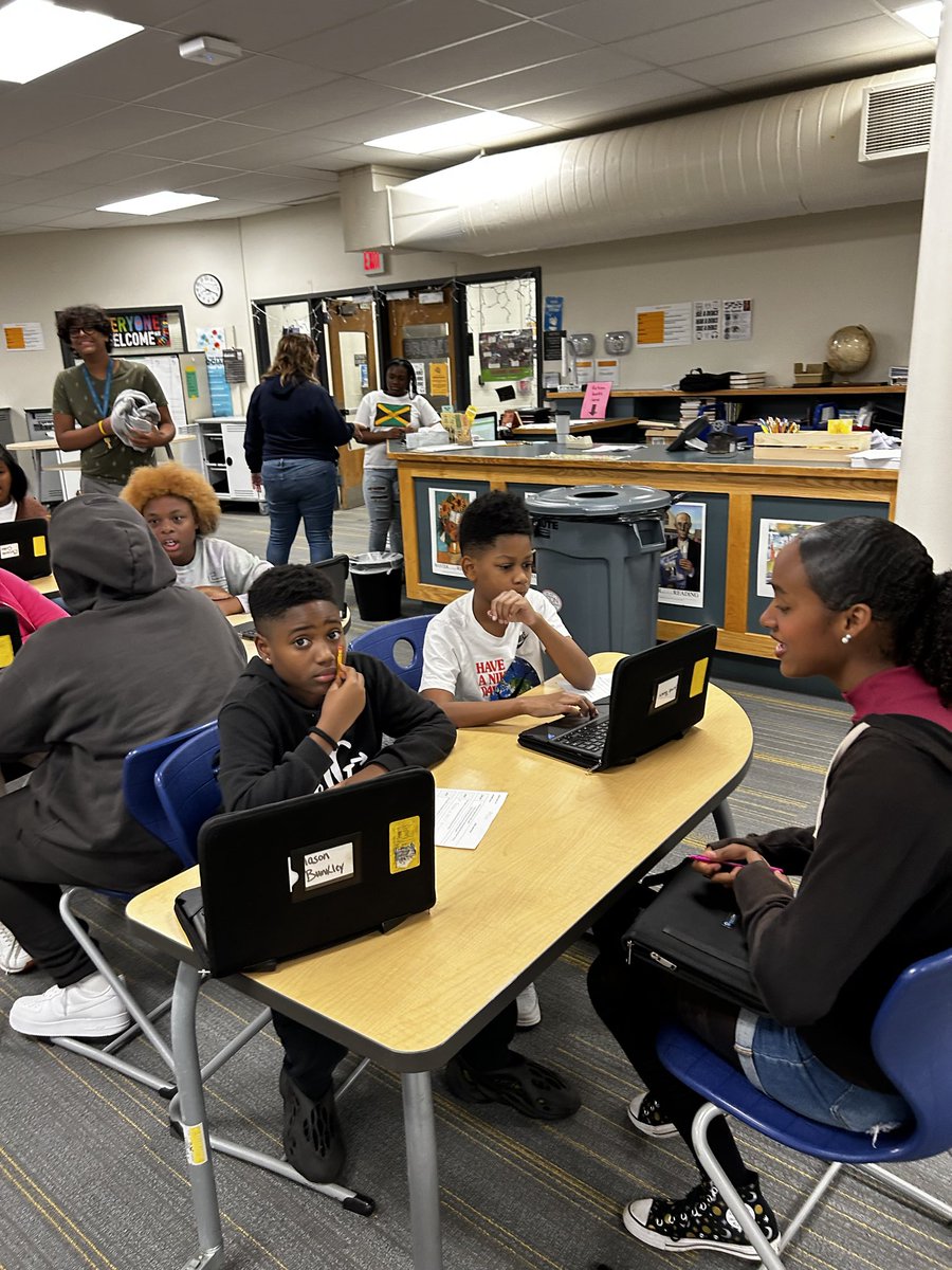 CHUHRoxMid's tweet photo. Last week our WEB Leaders checked in with the 6th grade WEBBIES. They checked grades and talked about middle school so far! #roxmid #whereeveryonebelongs https://t.co/UrCm9gPGyN