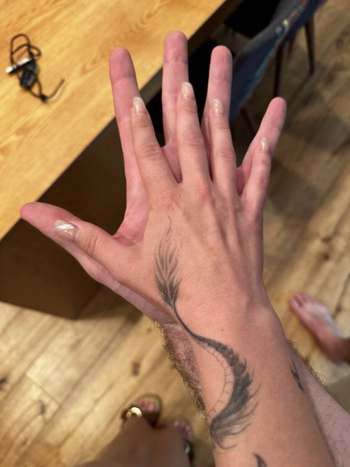 2 pic. A foot taller than me and hands double the size as me ?????? @girthmasterr is perfect isn’t he