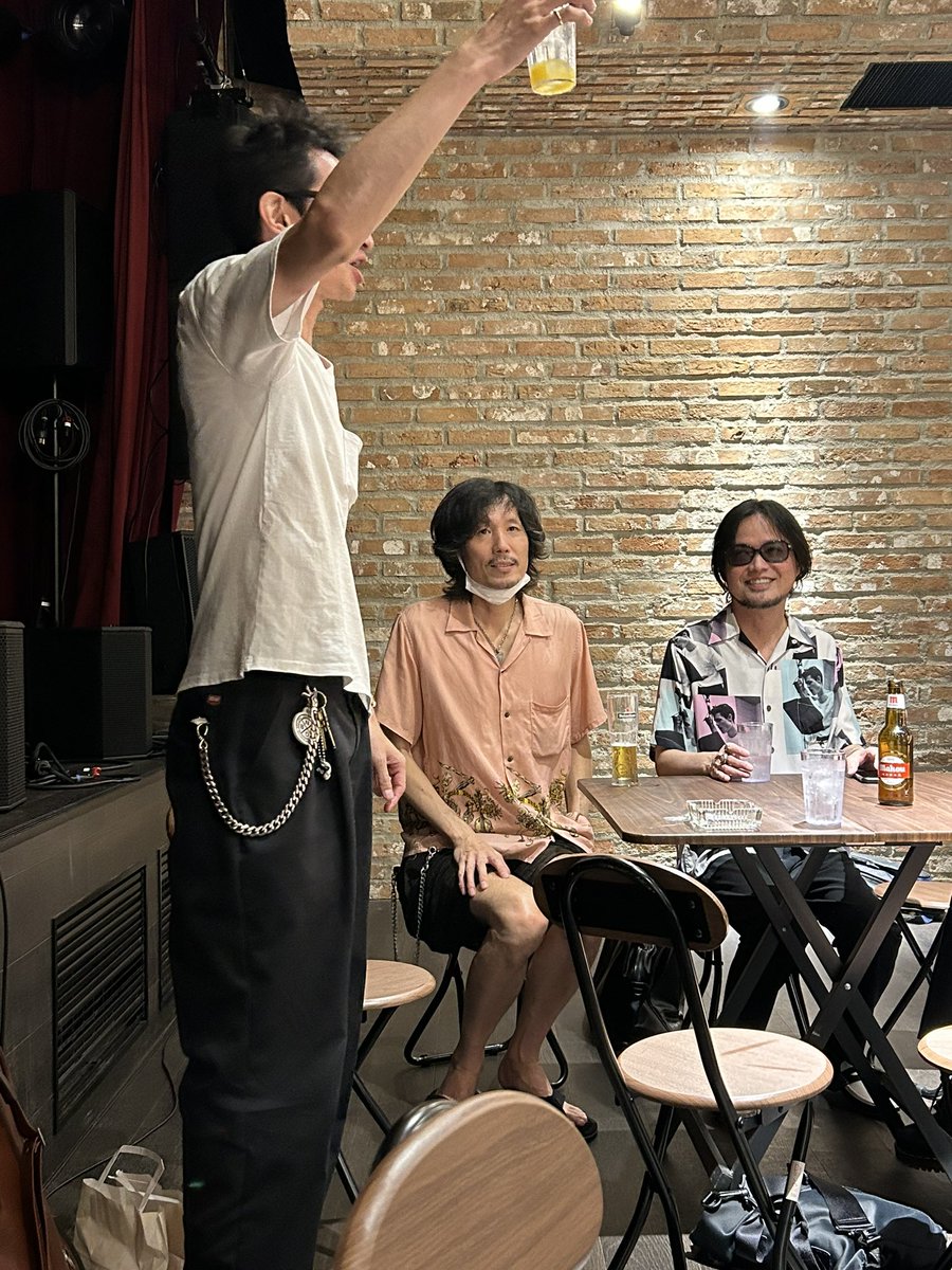 violets_696band's tweet photo. レディキャロはさわおさんと
さわおさんのドラムもシンヤ
楠部真也と愉快な仲間たち的GIG
(さわおさんMCより)
後の出番のオレ達はガラガラのフロア想像してたけど
バスターズも残って一緒に楽しんでくれてよかったよ
勿論キャロラーズ!?もな
皆んなアリガト!!
イイ対バンだよね https://t.co/QRHltIXB0r