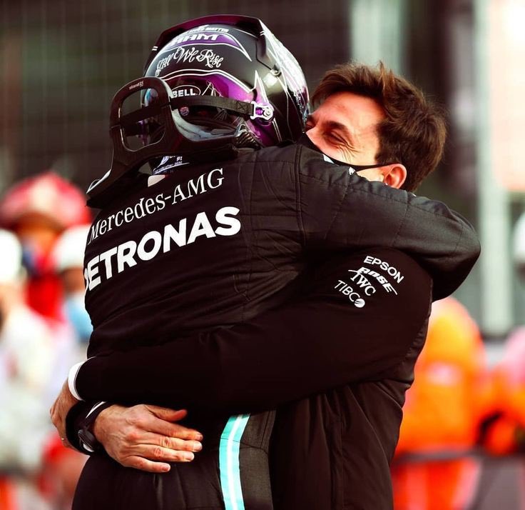 MercedesAMGF1BR's tweet photo. “Preciso protegê-lo, porque as pessoas começaram a ofendê-lo, o que não é certo. É um absurdo completo: ele é o melhor piloto de todos os tempos”

“Eu me belisco todos os dias por trabalhar com o melhor de todos os tempos"

— Toto sobre Lewis 🫡 https://t.co/MzSbb5KjgX