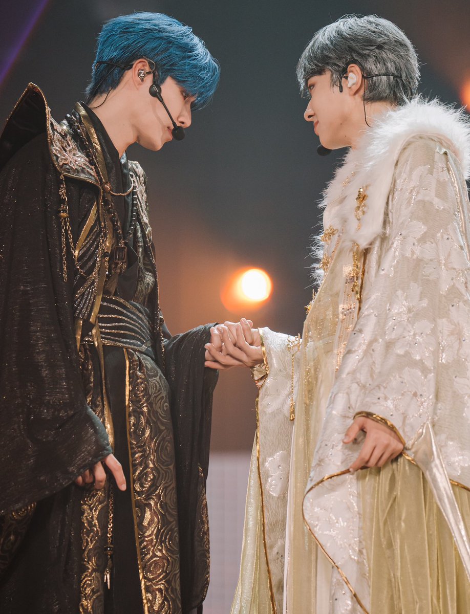 moonatarixtwo's tweet image. — beautiful lovers 🖤✨🤍