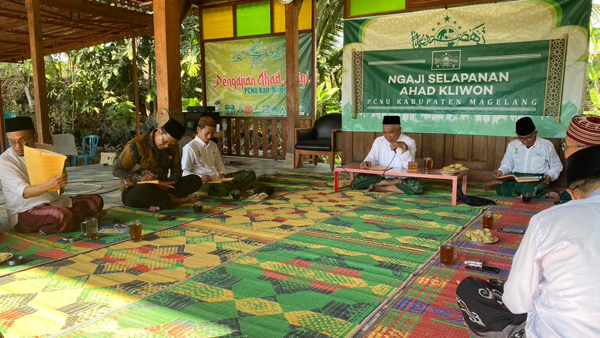 mideomoto's tweet photo. KH. Zaenal Arifin memimpin ngaji Selapanan di Kantor PCNU yang dihadiri oleh para pengurus dan masyarakat umum. Dalam ngaji tersebut, beliau membaca kitab "Attibyan finnahyi 'an muqotho'atil arkham wal aqarib wal ikhwan" karya KH. Hasyim Asy'ari. #numagelang https://t.co/iU7o196YCn