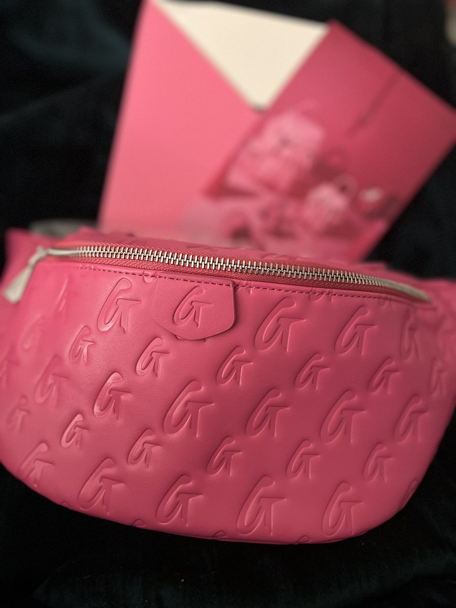 Mz_KellieBaby's tweet photo. One thing about me …once I find a brand i love ….Ima be loyal af @GlamAholicLife #LimitedEdition #BreastCancerAwarenessMonth #PinkFanny 446/1000 💕#Glamaholic https://t.co/yUAyBjFou7