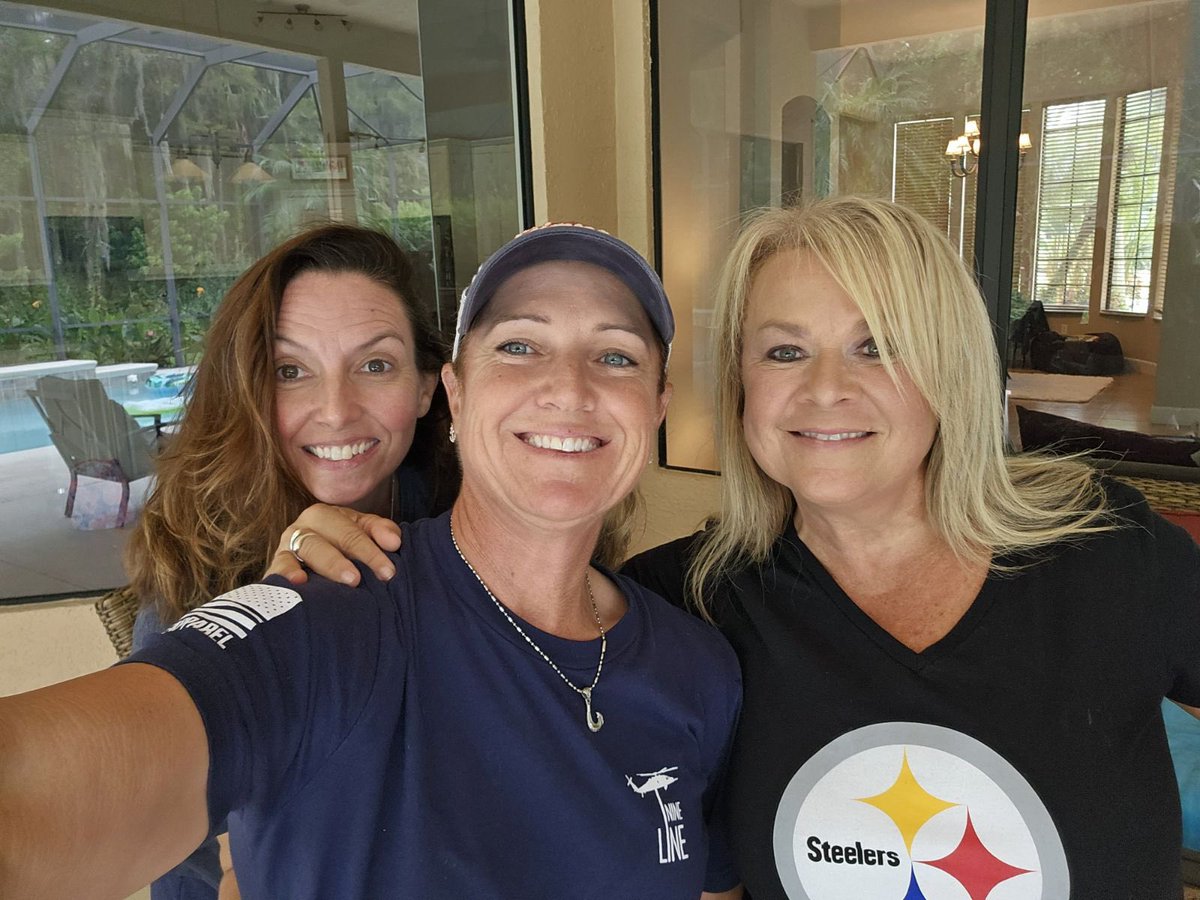 THultzapple's tweet image. Despite my @steelers , I had the most amazing day with friends. #SunDayFunDay