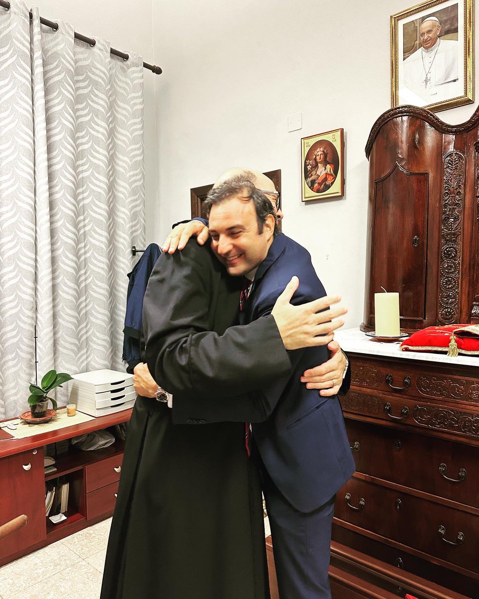 AntonioRini's tweet photo. LA MADONA DEL ROSARIO A VENTIMIGLIA, l’ultimo abbraccio con Don Gaetano che inizierà un nuovo cammino ad Aspra, i colori di un paese in feste, quello di Ventimiglia, quello del cuore ❤️🎉 Grazie all’Amministrazione comunale per l’invito. Viva Maria SS del Rosario https://t.co/ofzkdujWoy