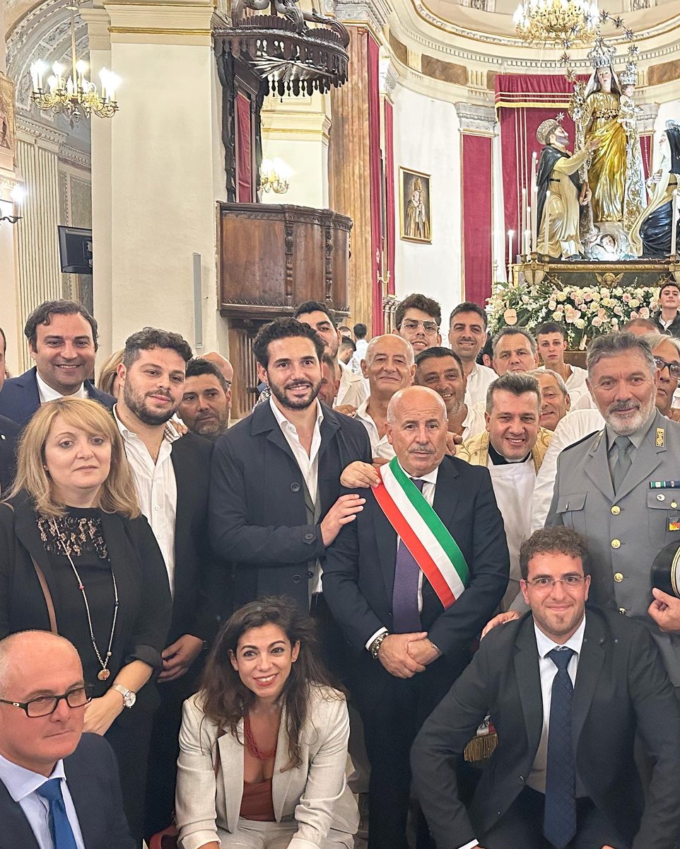 AntonioRini's tweet photo. LA MADONA DEL ROSARIO A VENTIMIGLIA, l’ultimo abbraccio con Don Gaetano che inizierà un nuovo cammino ad Aspra, i colori di un paese in feste, quello di Ventimiglia, quello del cuore ❤️🎉 Grazie all’Amministrazione comunale per l’invito. Viva Maria SS del Rosario https://t.co/ofzkdujWoy