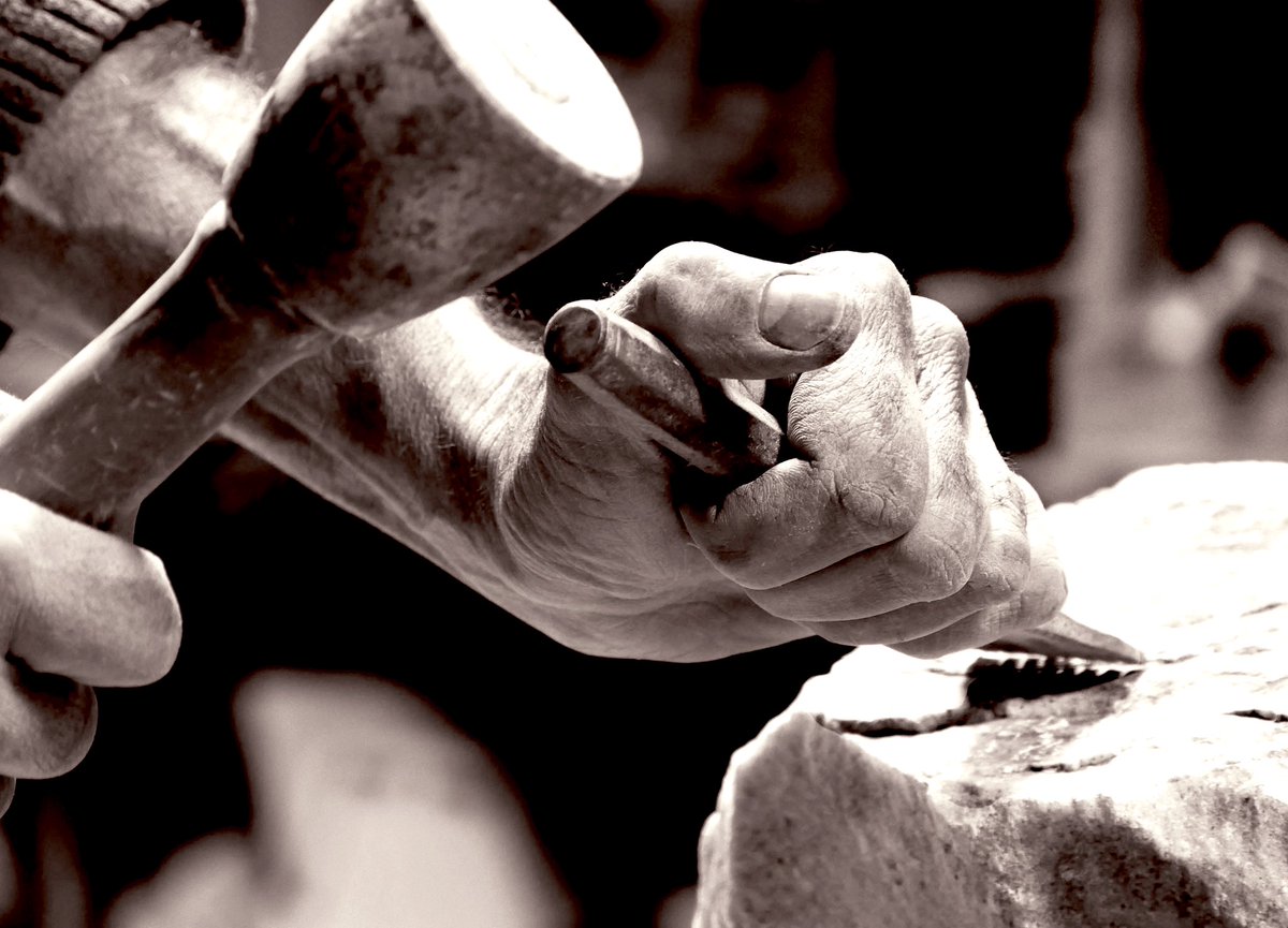 No estamos experimentando el cambio…
Somos el cambio. 🌀 

Lo que éramos ayer ya no existe y lo que seremos mañana será diferente. ⏳ 

Así que podríamos hacerlo más sabio, más fuerte y más bello. 🕯️🕯️🕯️
