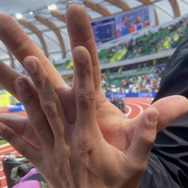 ThrowersUni's tweet photo. Ryan Crouser’s hand vs a normal person’s hand 😳✋ https://t.co/SbqGJmfSdo