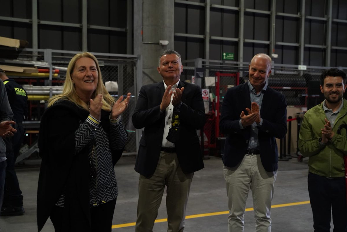 La Secretaria de Estado para Asuntos Económicos de Suiza, Helene Budliger, inicia su misión en 🇨🇴 visitando el #Transmicable en Bogotá. Una obra con sello suizo, que mejora la movilidad y calidad de vida de miles de ciudadanos
<a href="/SECO_CH/">SECO</a>  <a href="/IFC_LAC/">IFC América Latina y el Caribe</a>