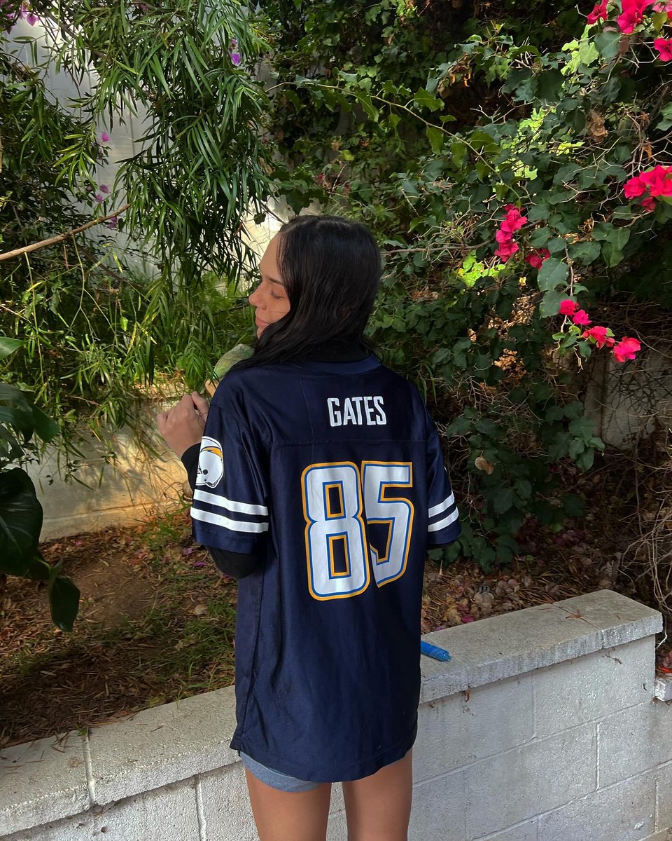 skylartrinity_'s tweet photo. let’s gooo chargers ⚡️⚡️ https://t.co/49VoaSmC2n