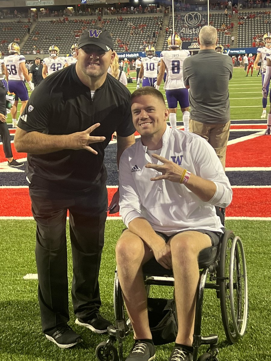 Couple ND guys down in the 🏜️<a href="/Coach_SchmidtE/">Eric Schmidt</a> recruited me to UND and is one of the best in the biz.. the original #JYD!! Best part of this game are the relationships formed within it… Great to see him and cheer on the Dawgs to a W last night