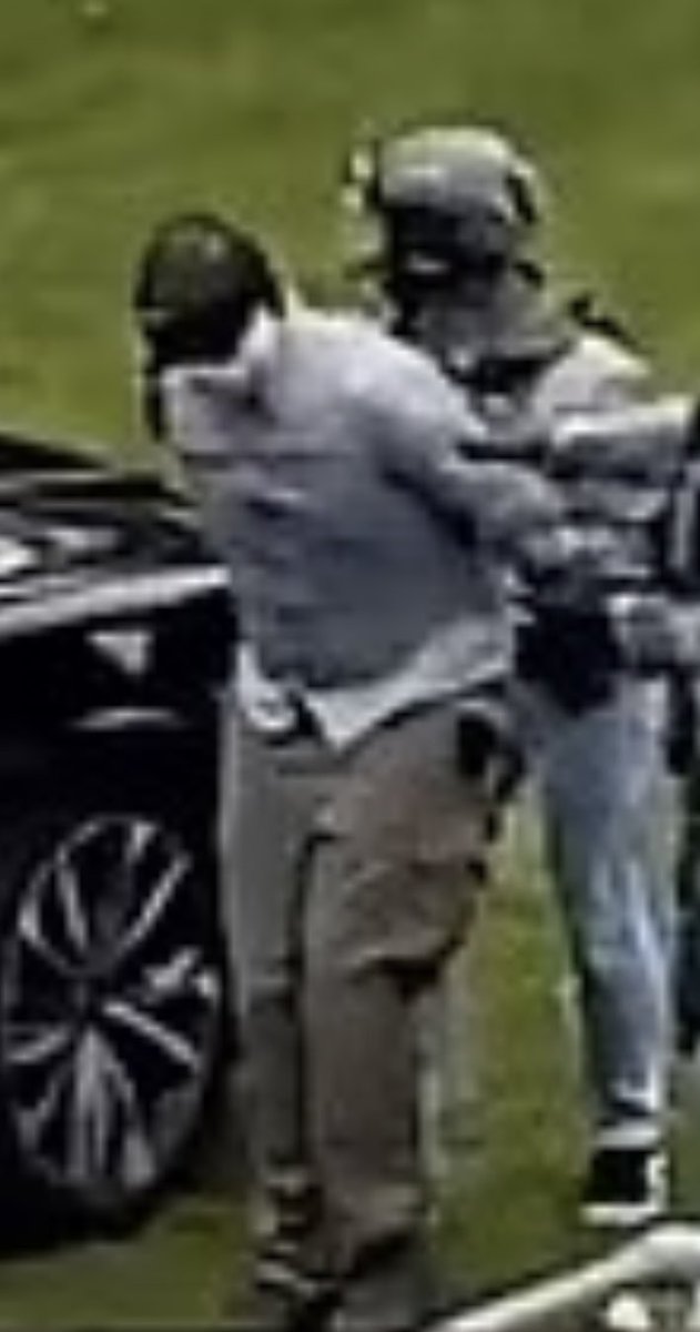 MichaelMuusse's tweet photo. #Faoud #Erasmus shooting suspect…
Same person …?
Why the blindfold…?

1+1=2 https://t.co/3DFCxRTDzK