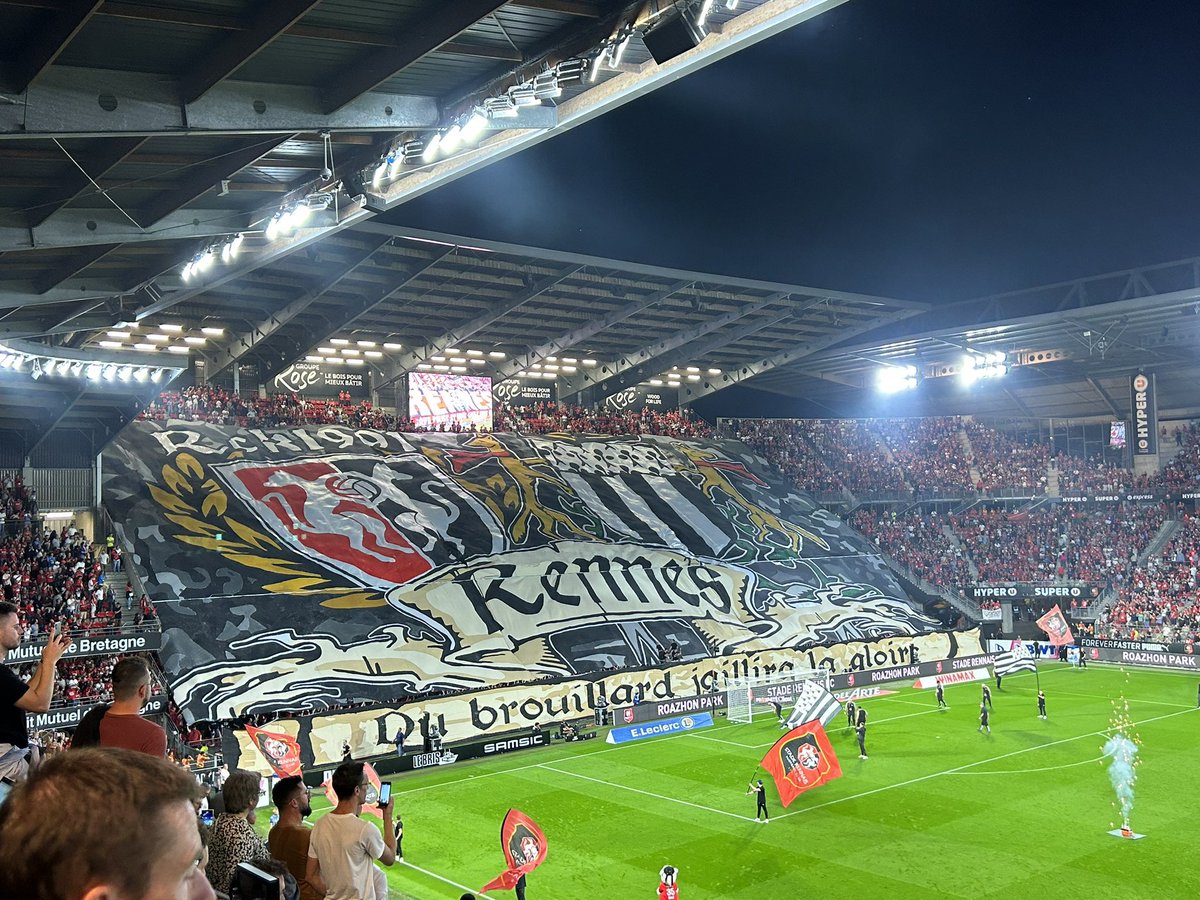 Footballogue's tweet photo. L’ambiance est sensationnelle à Rennes ! Encore une masterclass du RCK 👏❤️🖤

(@Clem_Gavv) https://t.co/eSnGwDKuGM