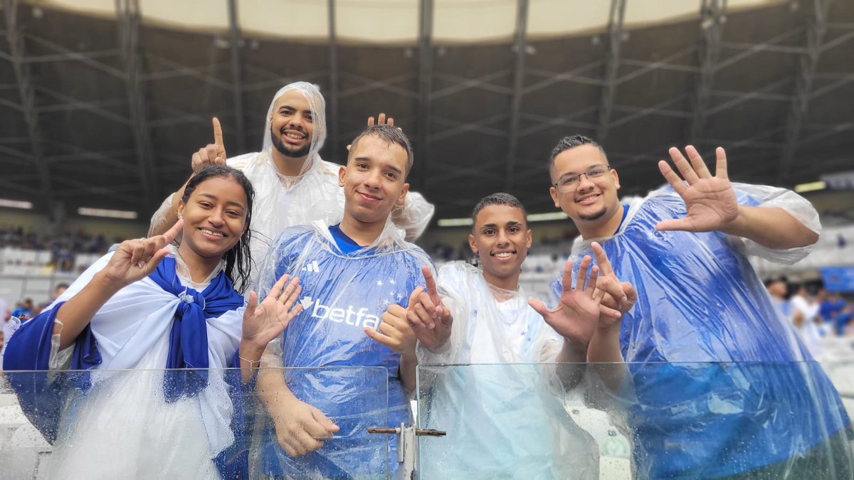 Cruzeiro's tweet photo. Arquibancadas enchendo! Coisa boa é jogar em casa com vocês, Nação 🫶 
📸 @marcoferraz85 

#CRUxAFC #FechadoComOCruzeiro https://t.co/EvtAxx2420