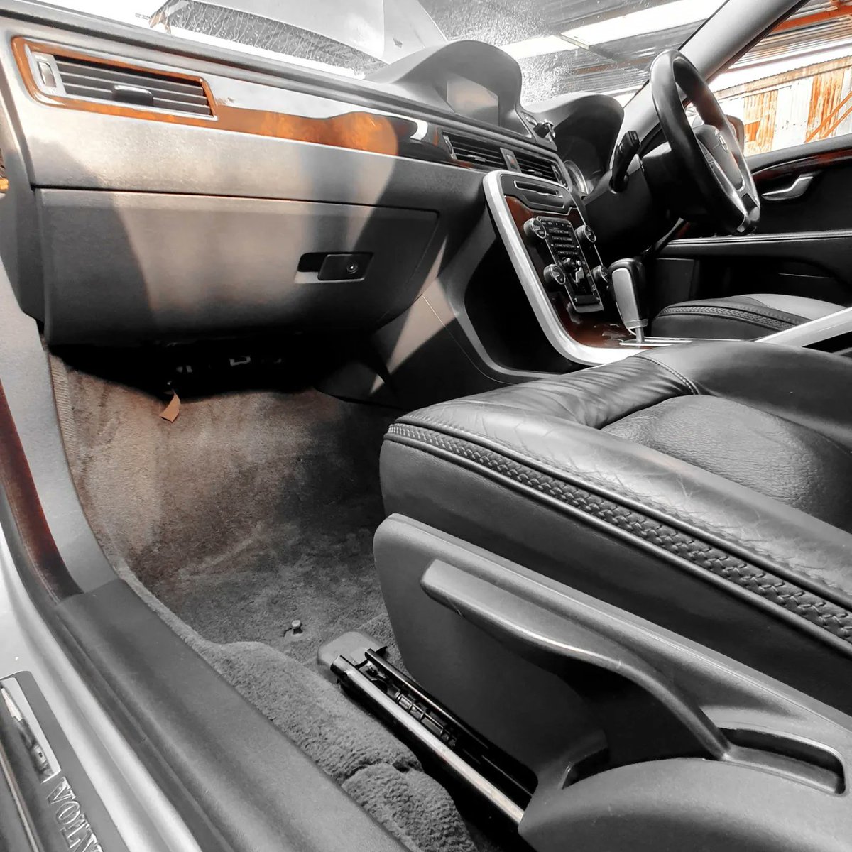 DuckmanAuto's tweet photo. Revitalize Your #Volvo XC70's #Interior with our Immaculate #Detailing! 🚗✨

Experience a cabin that exudes #luxury and comfort with our expert interior detailing services. From a spotless cleanliness to plush leather seat #restoration, we leave no detail untouched. https://t.co/yi9EFp07y1