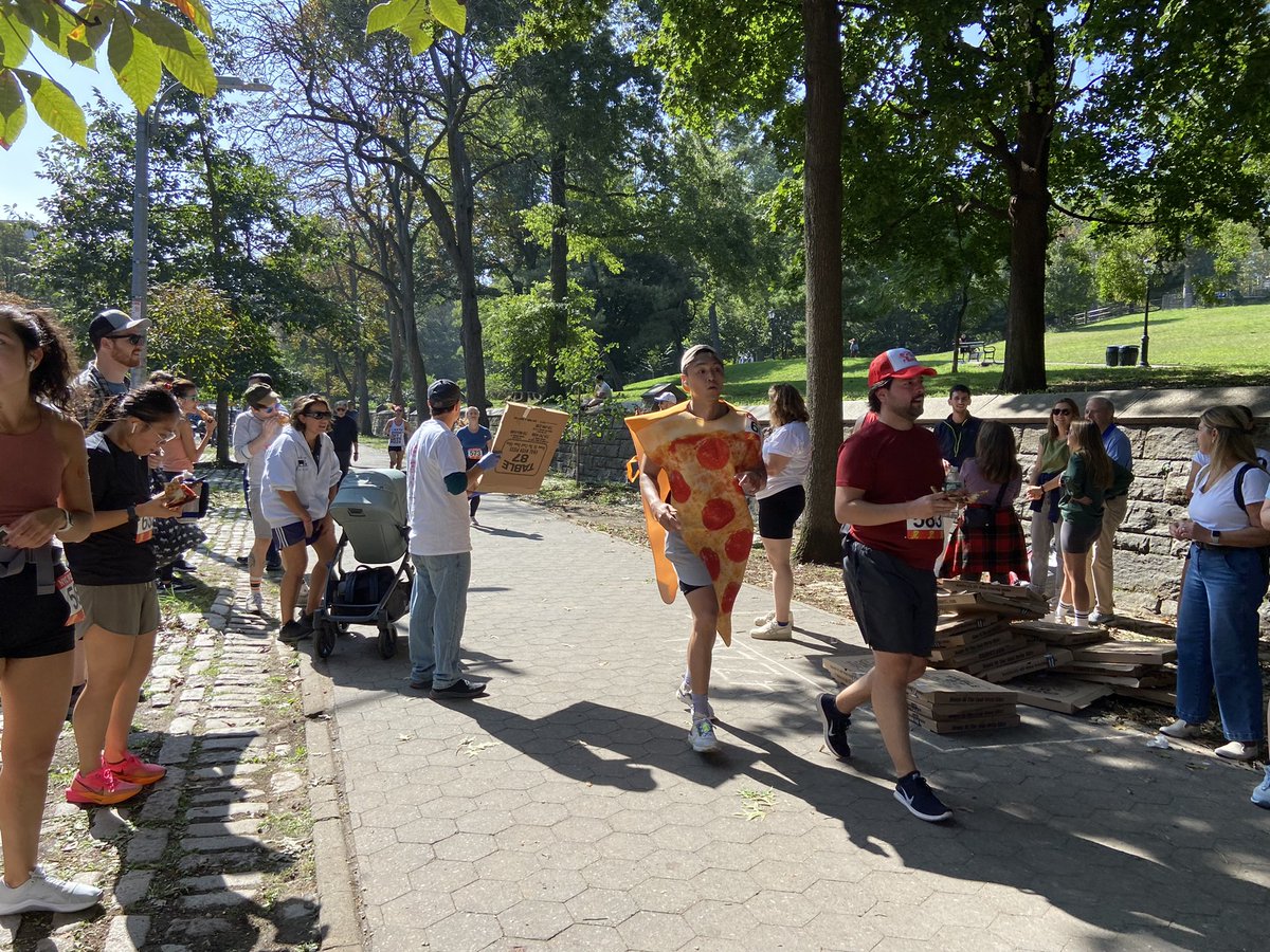 RahhalEmily's tweet photo. Amazing vibes at @nycpizzarun this morning - runners have to stop and eat a slice after each lap around Fort Greene park. The whole race is 3.1 miles https://t.co/fxVQJ5Aw66