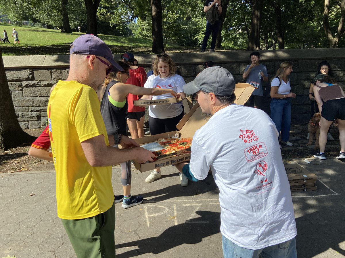 RahhalEmily's tweet photo. Amazing vibes at @nycpizzarun this morning - runners have to stop and eat a slice after each lap around Fort Greene park. The whole race is 3.1 miles https://t.co/fxVQJ5Aw66