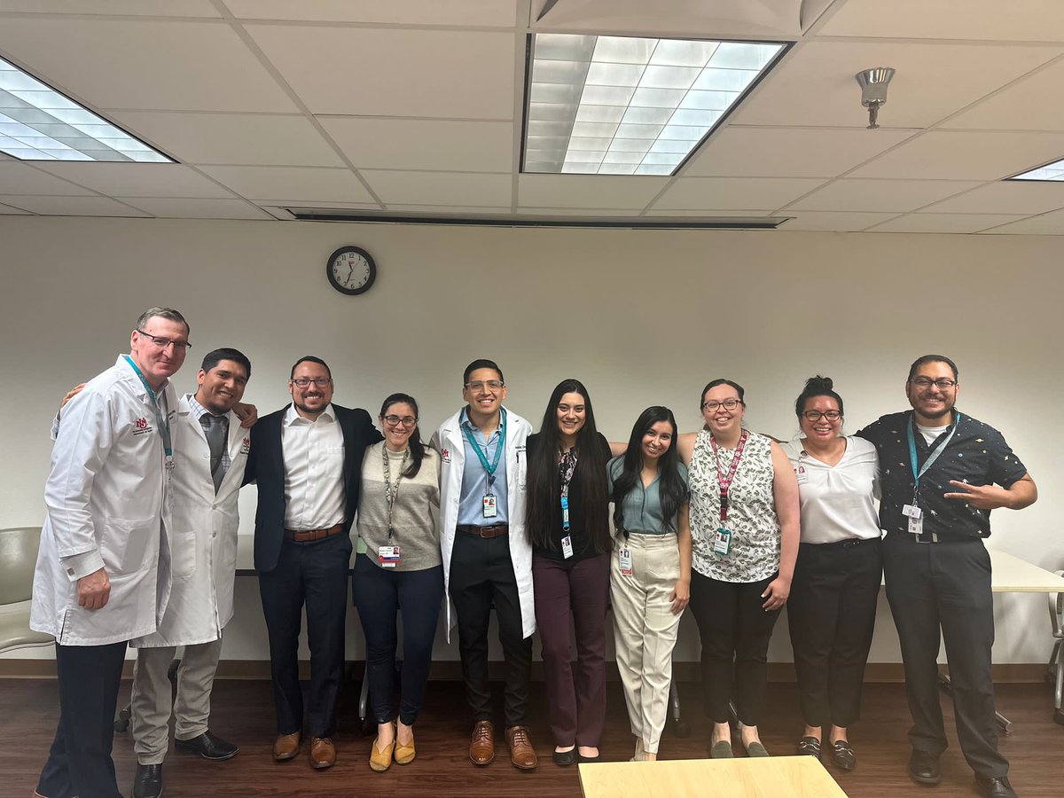 Thanks to all my Latino physician friends for letting me take a pic with them. I feel fortunate to work alongside them (and those who couldn’t make it for the pic) daily at @UNM_Surgery program. #NationalLatinoPhysicianDay #MedTwitter #surgeryresidency #match2024