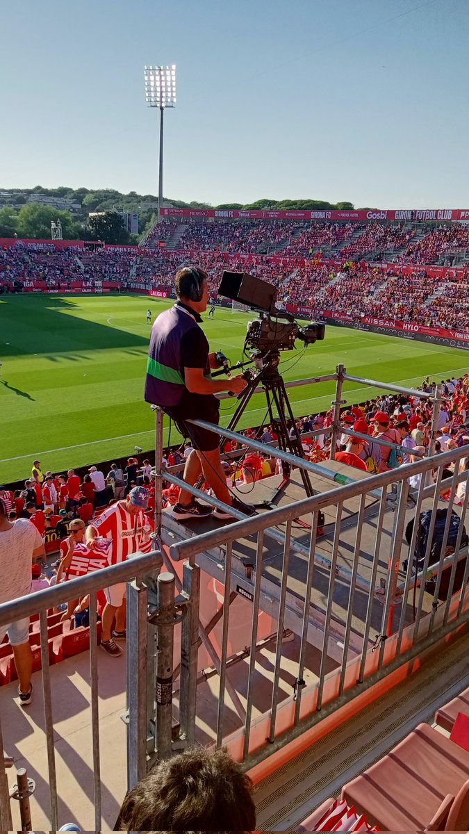 llavorer's tweet photo. @GironaFC Torno a insistir: aquest moment també és per emmarcar. Els abonats de preferent cobert esperem una explicació que no sigui "La Liga ens obliga a col.locar càmeres"...doncs que algú del club amb 2 dits de front pensi bé on col.locar-les. Vergonyós! https://t.co/QPvI5ZtmwK